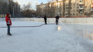 Катки во всех районах Липецка продолжают заливать (видеосюжет)