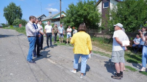 В Липецке инвалид-колясочник не может выехать из дома из-за развалившегося асфальта