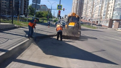 Сотрудники управления благоустройства продолжили делать липецкие улицы чище на прошедши выходных