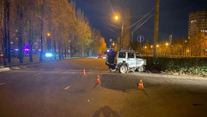 УАЗ въехал в световую опору на Водопьянова в Липецке