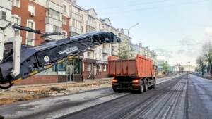 На улице Зегеля срезают старый асфальт