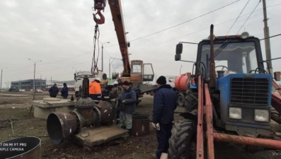 Повреждение водопровода устраняют в новых микрорайонах