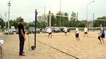 На волейбольной площадке в районе Тракторостроителей в Липецке прошёл турнир в честь 100-летия горсовета