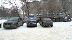 Автовладельцы Липецка игнорируют запрет на парковку возле контейнерных площадок