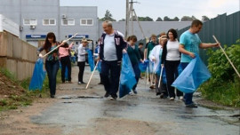 Субботник провели в районе Тракторного моста