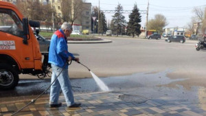 Сотрудники благоустройства помыли тротуары в разных районах Липецка