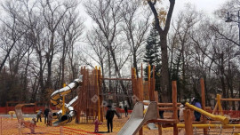 Липчане сломали ограждение и водят детей на недостроенную площадку в Нижнем парке