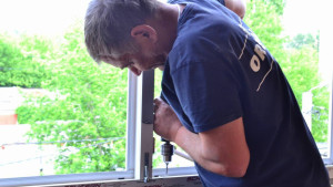 В Ельце продолжаются работы по восстановлению жилья после атаки БПЛА