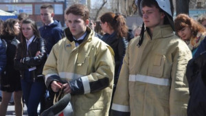 Липецкие школьники познакомились с пожарно-спасательной техникой