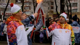 По всему маршруту Олимпийского огня люди выстроились в живой коридор