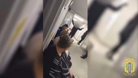 Ельчанин в неадекватном состоянии сломал стойку в поликлинике