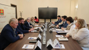 С лидерами фракций встретился представитель Правительства региона в облсовете Сергей Курбатов 