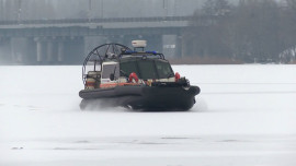 Липецкие сотрудники МЧС круглосуточно патрулируют реку Воронеж для возможного спасения настойчивых рыбаков