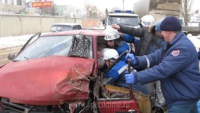 Спасателям в Липецке пришлось вызволять девушку из искореженной легковушки