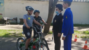 Юные ельчане получили памятки с Правилами дорожного движения