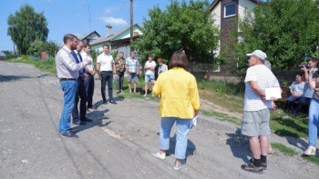 В Липецке инвалид-колясочник не может выехать из дома из-за развалившегося асфальта