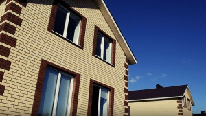 Губернатор Липецкой области Игорь Артамонов вручил ключи от нового дома семьям врачей из Добровского округа