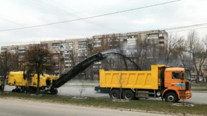 На улице Водопьянова началось фрезерование асфальта