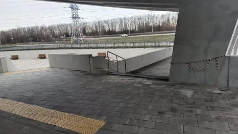 Подрядчик заново уложил тротуарную плитку у поликлиники в микрорайоне Елецкий