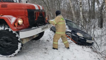 Липецкие спасатели вытащили из кювета автомобиль с грудным ребёнком в салоне