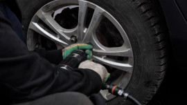 Скользкие дороги заставили липецких водителей массово ехать на шиномонтаж