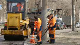 На дорогах региона продолжается ямочный ремонт