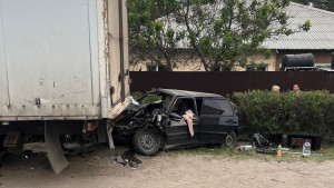 Двухлетняя девочка пострадала в столкновении легковушки и фуры в Липецке