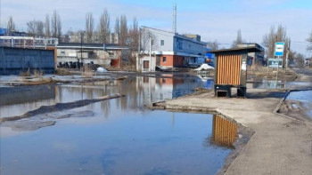 В Ельце в районе Кожзавода из-за подтопления и разрушения дороги застрял автобус