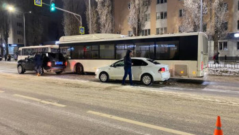 Пассажира автобуса госпитализировали после аварии на Победе в Липецке