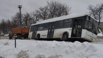 Автобус провалился в яму на Металлургов в Липецке