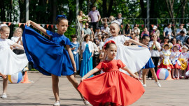 В Бахановом саду Липецка прошел бал для дошколят