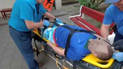 Мужчина упал с четвёртого этажа на козырёк подъезда в Липецке