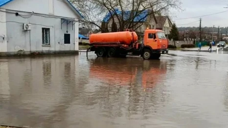 Последствия обильного дождя устраняют в Липецке