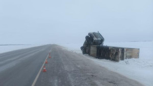 Большегруз перевернулся на трассе в Грязинском районе