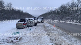 Два человека погибли в автомобильной аварии в Хлевенском округе