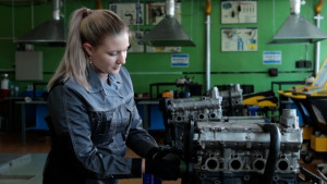 Липчанки осваивают профессию автомеханика