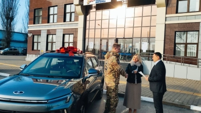 В липецком филиале фонда "Защитники Отечества" состоялась передача автомобиля с ручным управления ветерану СВО Денису Москалеву