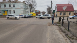 Два человека пострадали в аварии с участием трех автомобилей в Липецкой области