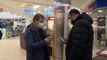 Сотрудники потребрынка вышли в рейд по QR-кодам по торговым центрам (видео)