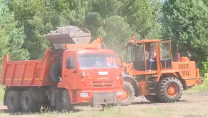 В поселке Радужный начали отсыпать дороги (видео)