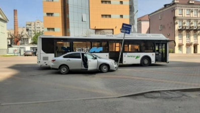 В Липецке на улице Советской автобус столкнулся с иномаркой