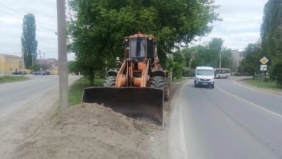 Сотрудники благоустройства продолжают чистить от мусора липецкие улицы