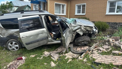 Водитель «Ларгуса» врезался в забор в Елецком районе