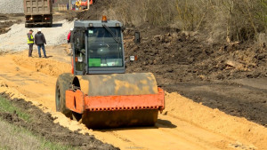 В регионе ремонтируют самую короткую дорогу до Москвы (видеосюжет)