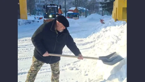 Депутат помог расчистить территорию детского сада в Липецке