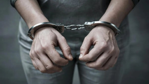  В Липецкой области родственница украла золотые серьги у соседки по дому