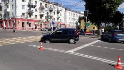 В центре Липецка иномарка провалилась в яму