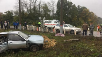 В Липецкой области в страшном столкновении легковушки с поездом погибла женщина