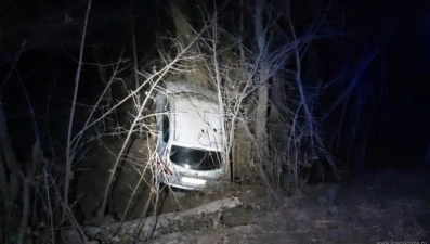 Водитель и пассажирка травмировались в съехавшем с дороги автомобиле в Липецке