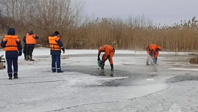 Липецкие спасатели вытаскивают автомобиль из Матырыского водохранилища